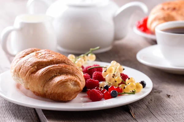 Вкусный завтрак со свежими круассанами и спелыми ягодами . — стоковое фото