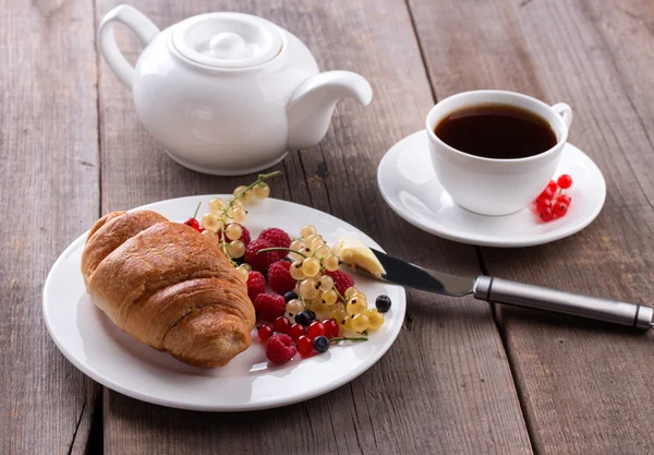 Вкусный завтрак со свежими круассанами и спелыми ягодами . — стоковое фото