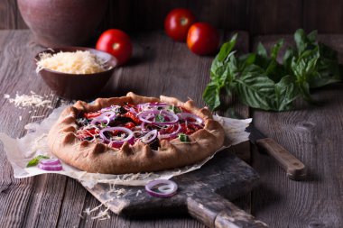 Pasta veya Galette'ye pişmiş yaz sebze domates, patlıcan, sarımsak ve peynir ile açın.
