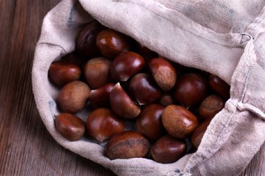 eski ahşap masa üzerinde kestane