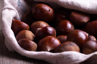 eski ahşap masa üzerinde kestane