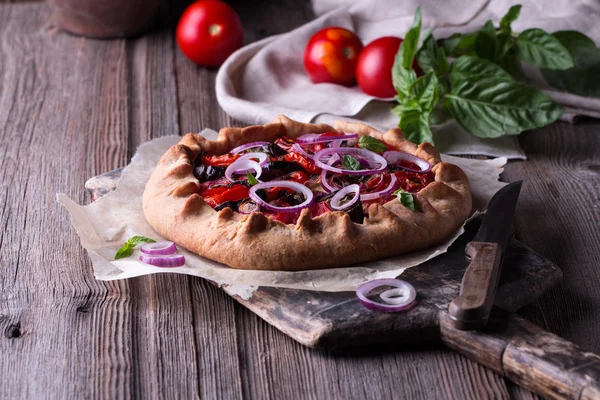 Baked Summer Vegetable open pie or Galette with Tomato, Aubergine, Garlic and cheese. — Stock Photo, Image
