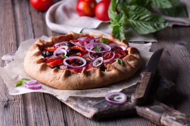 Pasta veya Galette'ye pişmiş yaz sebze domates, patlıcan, sarımsak ve peynir ile açın.