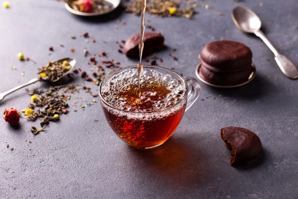 Svart te i en kopp — Stockfoto