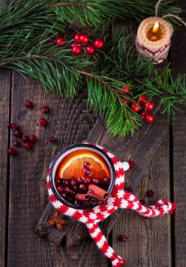 Baharatlı ve narenciyeli kırsal bardaklarda sıcak şarap.