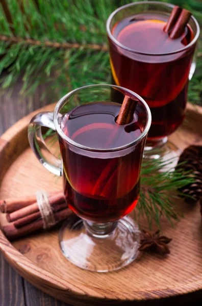 Vinho amassado, paus de canela, estrelas de anis, cones de abeto e ramos — Fotografia de Stock