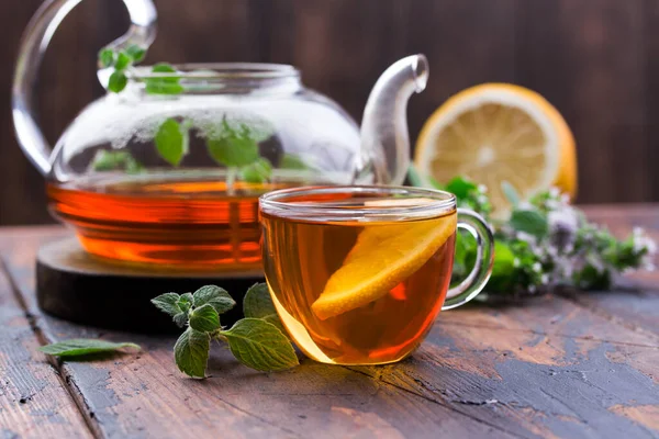 Transparante kop thee met honing en munt op houten ondergrond — Stockfoto