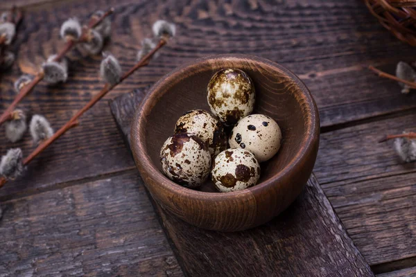 Huevos de Pascua sobre fondo de madera con tarjeta en blanco Imagen de stock