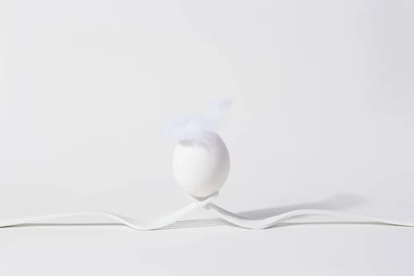 Minimális fehér húsvéti tojás fényes háttérrel. Stock Kép