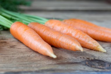 eski ahşap masa üzerinde taze havuç