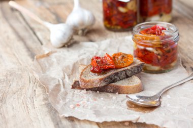 taze ekmek ile ahşap bir masa üzerinde kurutulmuş domates.