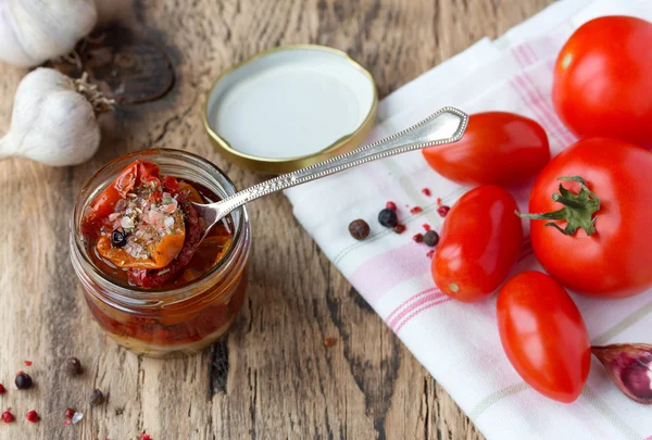 Getrocknete und frische Tomaten auf altem Holztisch — Stockfoto