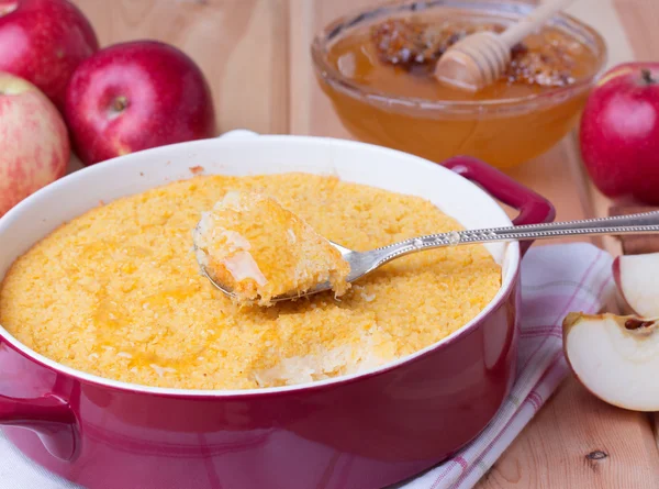 Couscous braadpan met appels, honing en kaneel — Stockfoto