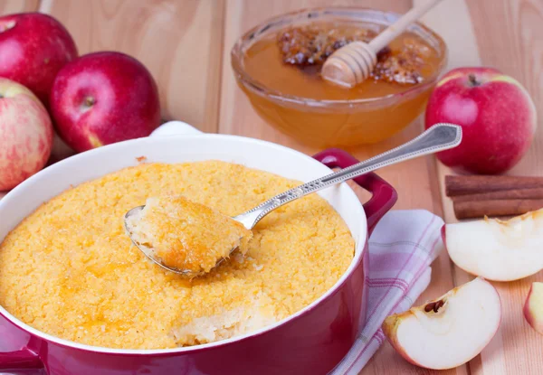 Кускус запеканка с яблоками, медом и корицей — стоковое фото