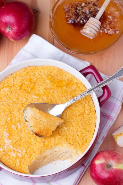 Couscous braadpan met appels, honing en kaneel — Stockfoto