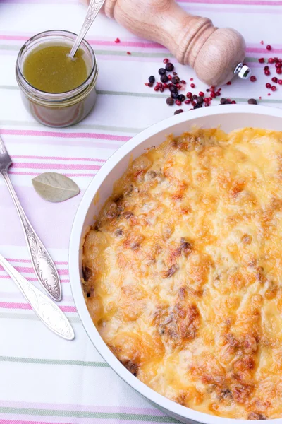 Champiñones y cacerola de col en sartén con pesto, pimienta — Foto de Stock