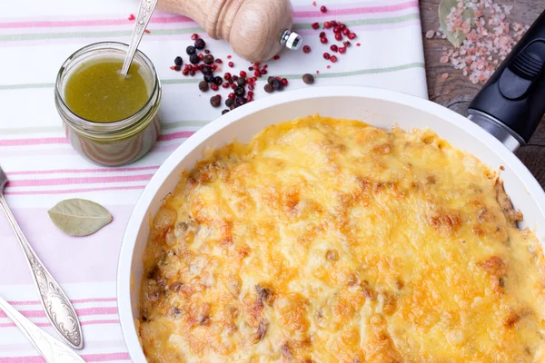 Champiñones y cacerola de col en sartén con pesto, pimienta — Foto de Stock