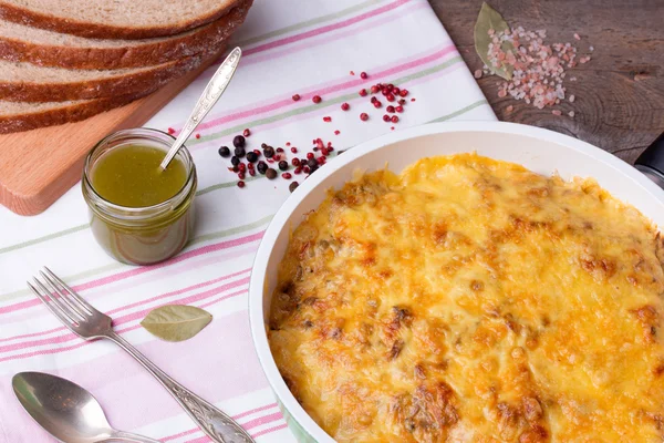 Paddestoelen en kool braadpan in koekenpan met brood, pesto, peper — Stockfoto