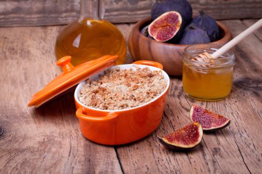 ahşap zemin üzerinde elma ve incir kek