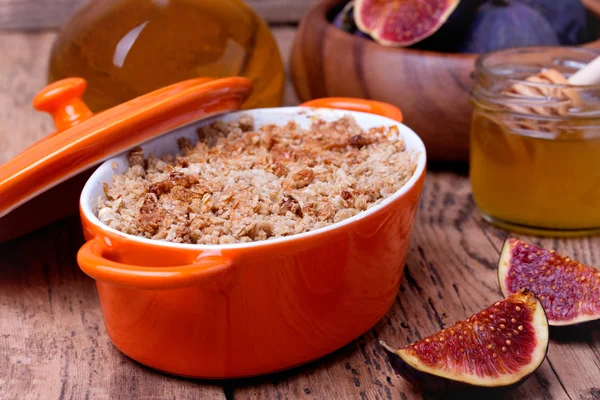 Apple and figs crumble on wooden background — Stock Photo, Image