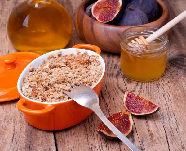 Apple and figs crumble on wooden background — Stock Photo, Image