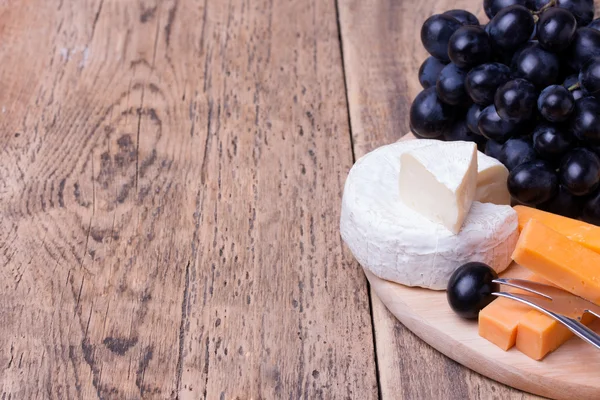 Vari tipi di formaggio su sfondo di legno — Foto Stock