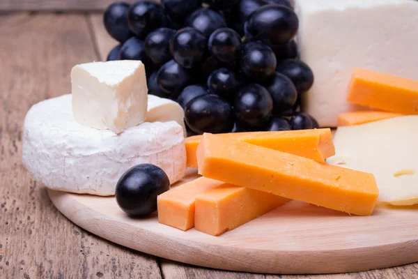 Vari tipi di formaggio su sfondo di legno — Foto Stock