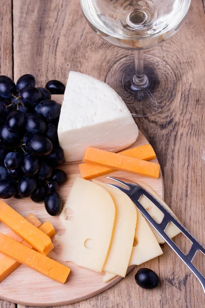 Vari tipi di formaggio su sfondo di legno — Foto Stock