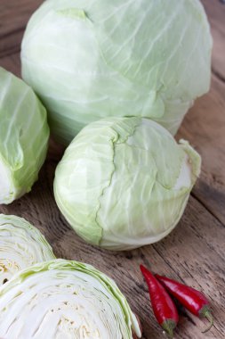 Ahşap arka planda lahana