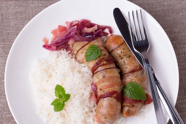 Salsicce bavaresi alla griglia con riso e menta su piatto bianco — Foto Stock