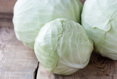 Lahana ahşap arka plan üzerinde başkanı