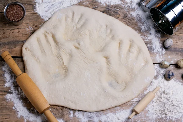 Yetişkin ve bebek el izleri üzerinde silindir oklava ile hamur dışarı