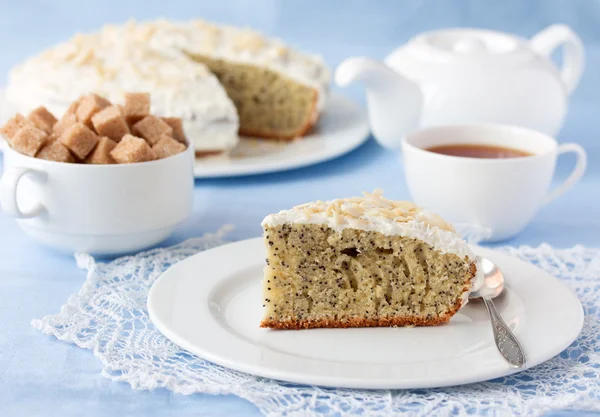 Delicious poppy seed cake with cup of tea on table close-up — Stock Photo, Image