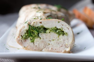 Dilimlenmiş tavuk rulo tabak