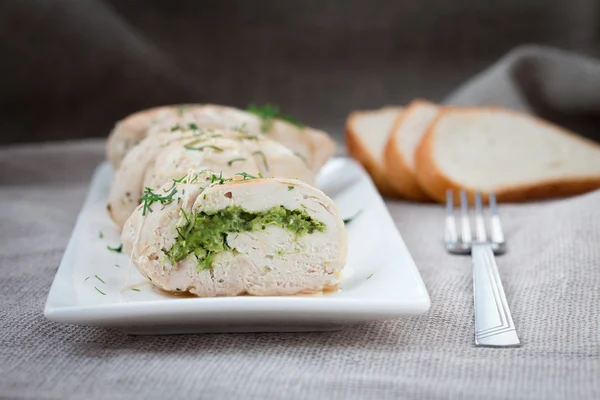 Teller mit geschnittenen Hühnerbrötchen — Stockfoto