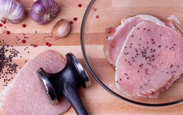 Ahşap tahta üzerinde et sirke ile çiğ domuz schnitzel