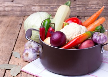 Çeşitli renkli çiğ sebzeleri kapatın.