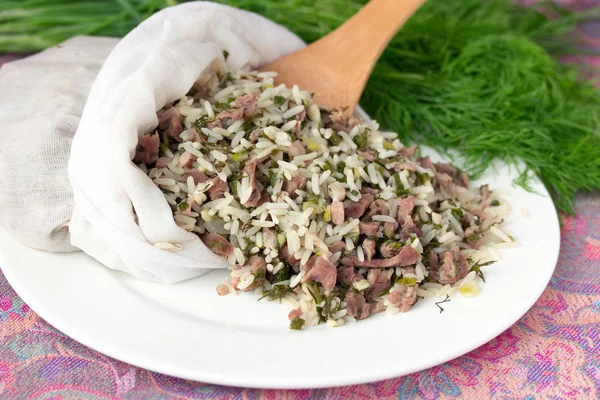 Oezbeekse traditionele schotel groene pilaf in zak op wit bord — Stockfoto