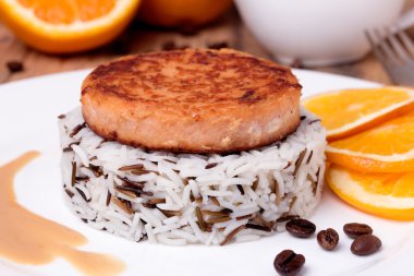 Beyaz tabakta karışık pişmiş pirinç somon madalyon