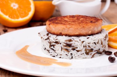Beyaz tabakta karışık pişmiş pirinç somon madalyon