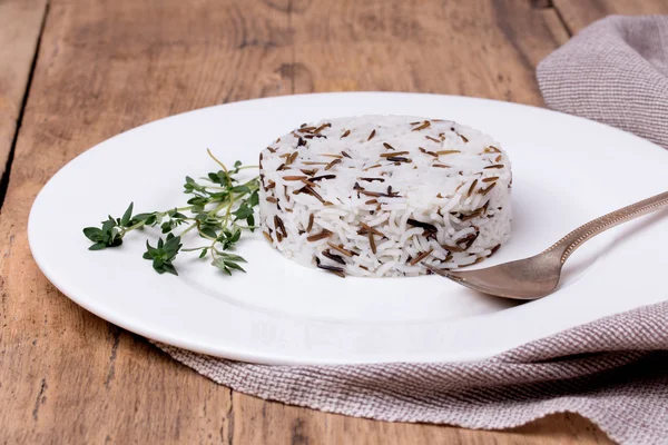 Arroz cozido misto com tomilho em prato branco — Fotografia de Stock