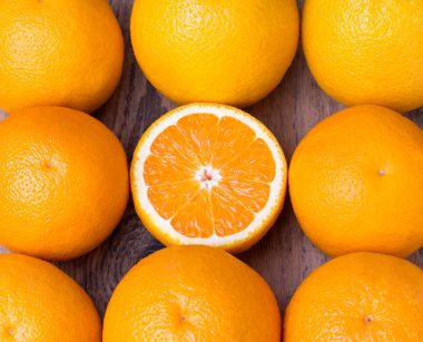 ahşap arka plan üzerinde birçok taze portakal