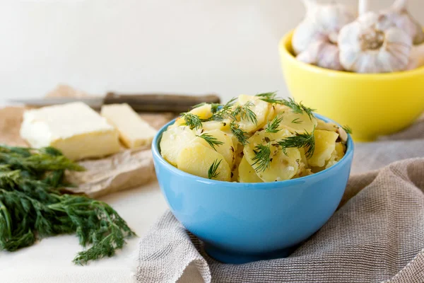 Patatas en rodajas hervidas con eneldo fresco — Foto de Stock