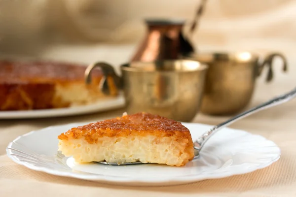 Karamelli puding Türk kahvesi pot ve bakır Kupası ahşap tablo