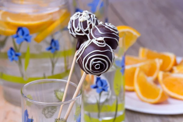 Bolo de chocolate aparece nas varas em vidro, fundo de madeira — Fotografia de Stock