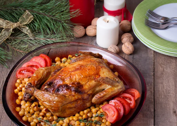 Geroosterde Kerstmis hele kip met kikkererwten — Stockfoto