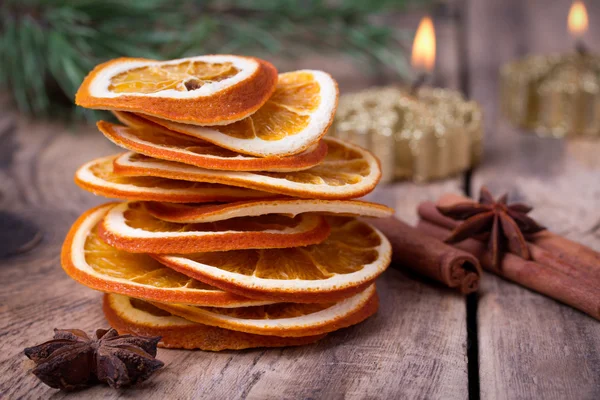 kurutulmuş portakal, tarçın, anason yıldız ve mum çam brunch ile dilimlenmiş