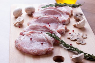 Domuz eti bonfile champignon, biberiye, defne yaprağı ve biber ile