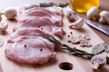 Domuz eti bonfile champignon, biberiye, defne yaprağı ve biber ile