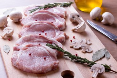 Domuz eti bonfile champignon, biberiye, defne yaprağı ve biber ile